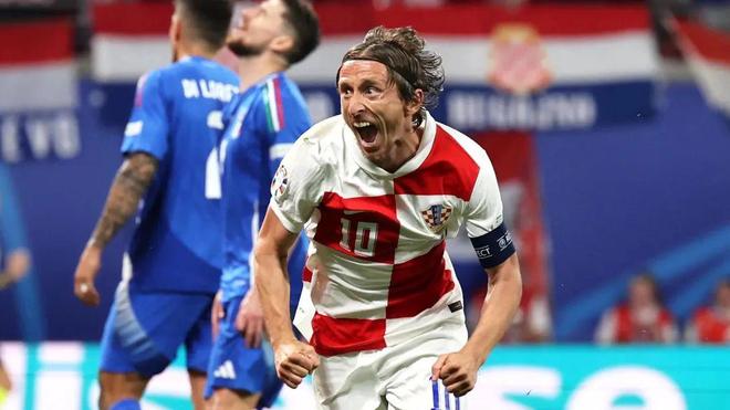 气势汹汹的 气势汹汹的