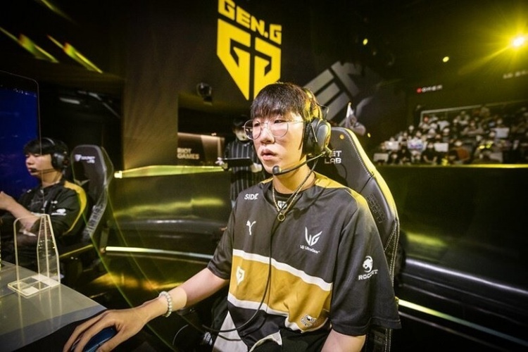 里吸引防守 里吸引防守